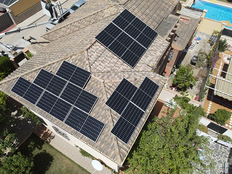 Foto instalación de placas solares en vivienda para autocomsuno. Autor: MGM Fotovoltaica